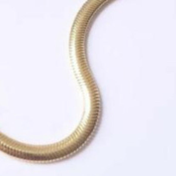 18 Gold Plated Ribbon Model Necklace